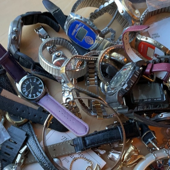 Assorted Jewelry and Watches &  misc sold in lot - Picture 4 of 5